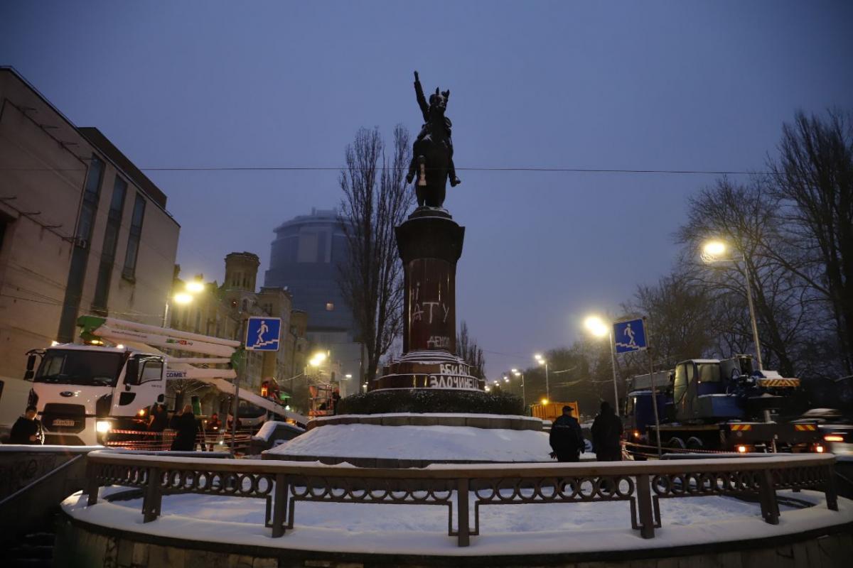 У Києві почали демонтаж пам'ятника радянському ватажку Миколі Щорсу / КМДА У Києві почали демонтаж пам'ятника радянському ватажку Миколі Щорсу / КМДА