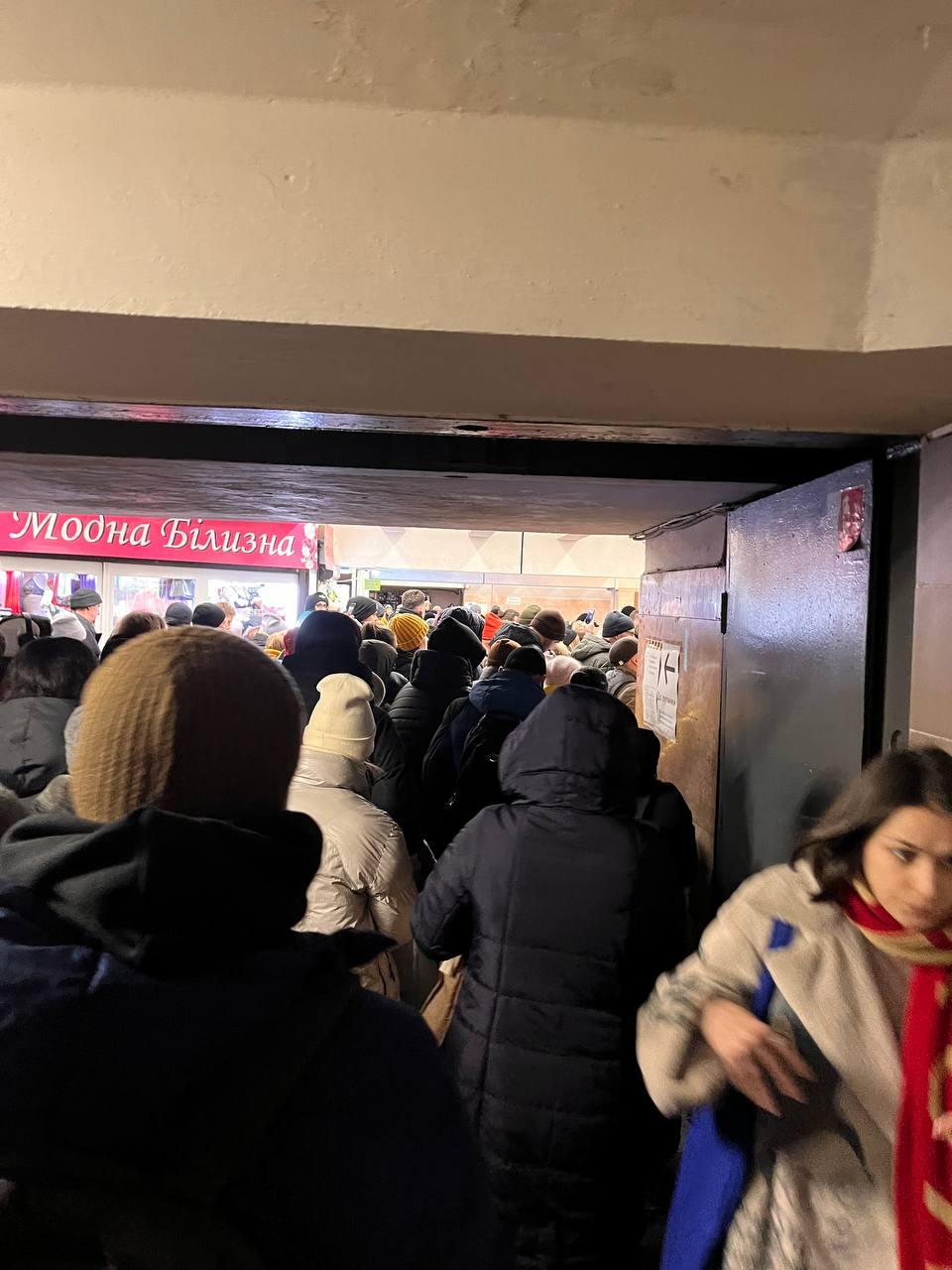 Пассажиры стоят в очереди, чтобы попасть на станцию / фото ТГ-канал "пассажиры Киева" Пассажиры стоят в очереди, чтобы попасть на станцию / фото ТГ-канал "пассажиры Киева"