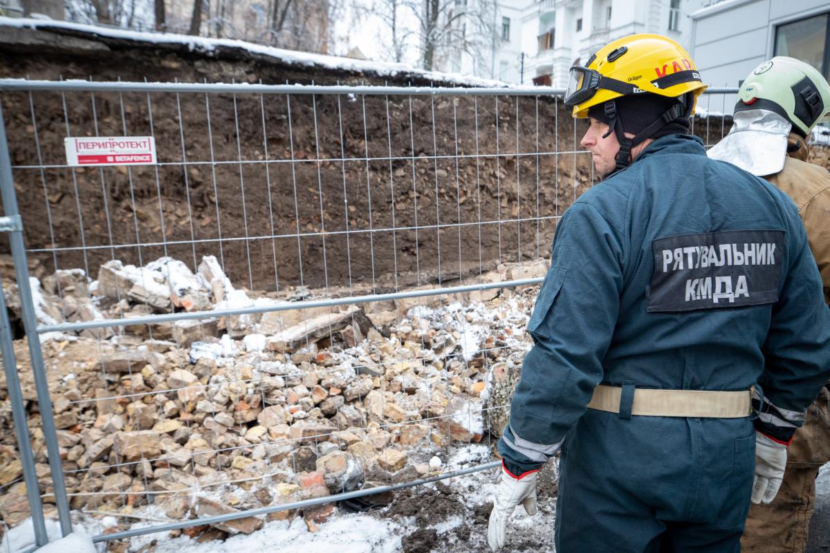 У Печерському районі Києва стався обвал стіни, є жертви / фото КМДА У Печерському районі Києва стався обвал стіни, є жертви / фото КМДА