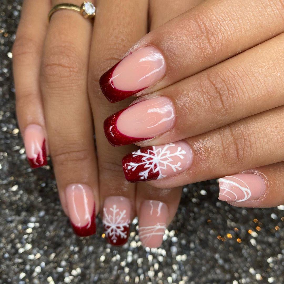 Новогодний френч / instagram.com/chicnails_beauty/ Новогодний френч / instagram.com/chicnails_beauty/