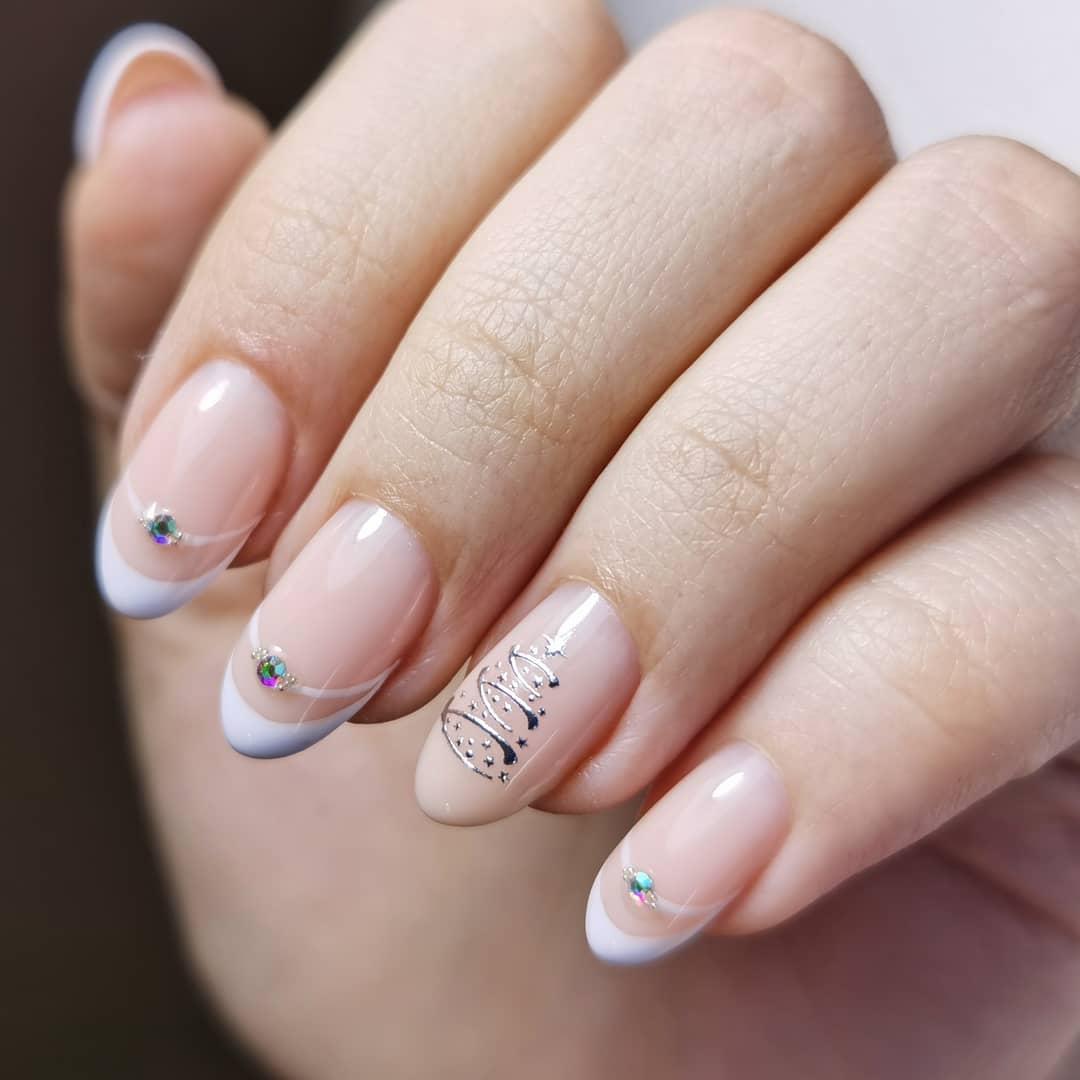 Скромный маникюр на Новый год / скриншот Instagram Скромный маникюр на Новый год / скриншот Instagram