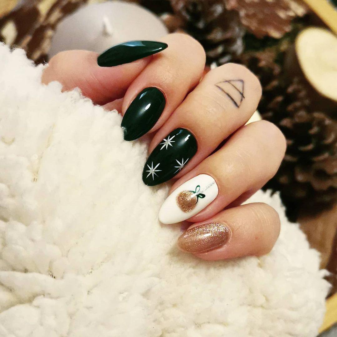 Черный маникюр на Новый год / фото instagram.com/gwen_lrtytb/ Черный маникюр на Новый год / фото instagram.com/gwen_lrtytb/