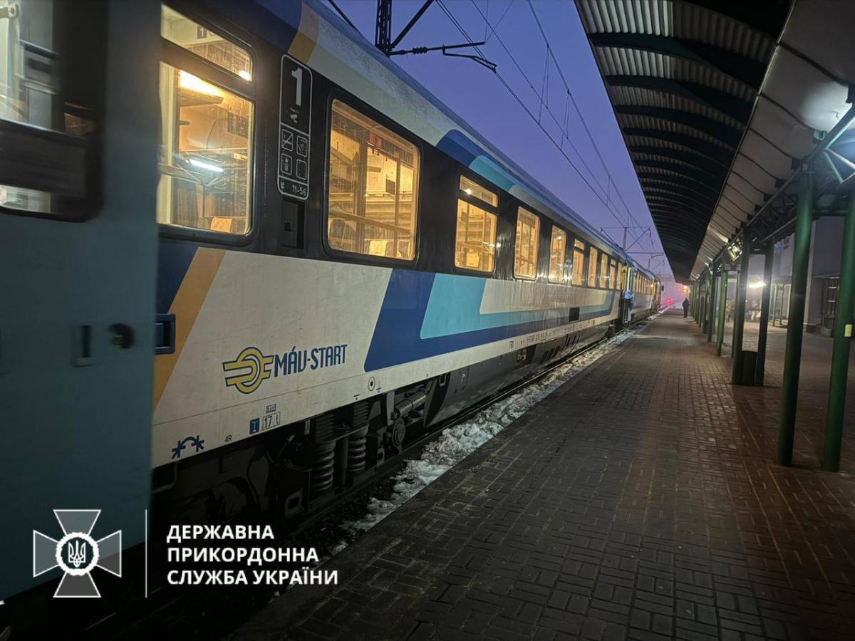 Розпочав курсування потяг Чоп-Відень / фото ДПСУ Розпочав курсування потяг Чоп-Відень / фото ДПСУ