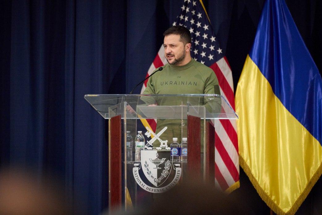 Президент отметил, что сейчас речь идет об обороне востока Украины / фото ОП Президент отметил, что сейчас речь идет об обороне востока Украины / фото ОП