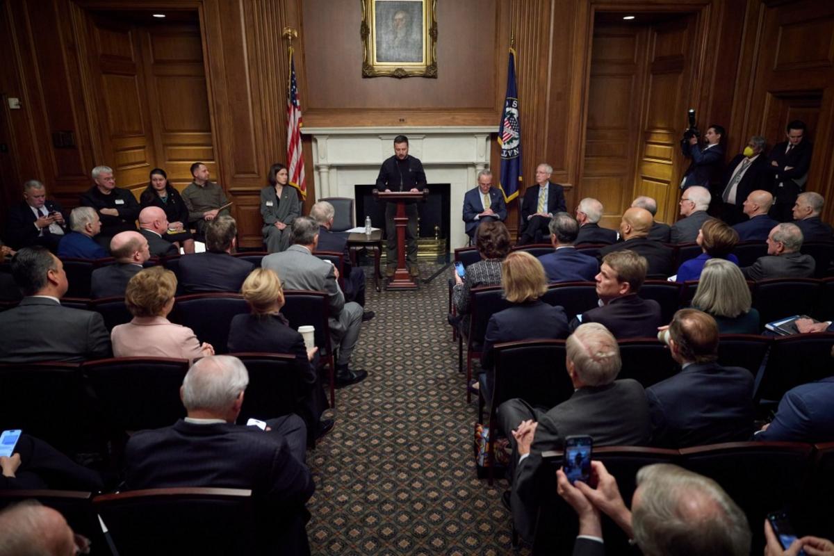 Зеленский сообщил сенаторам США, что оружие нужно для давления на РФ в следующем году / фото president.gov.ua Зеленский сообщил сенаторам США, что оружие нужно для давления на РФ в следующем году / фото president.gov.ua