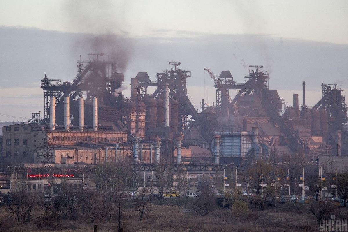 На “Азовсталі” треба було знайти місце для посадки, там все було зруйновано, заважали стовпи, арматура, балки, згадує командир з позивним “Гуцул” / фото УНІАН