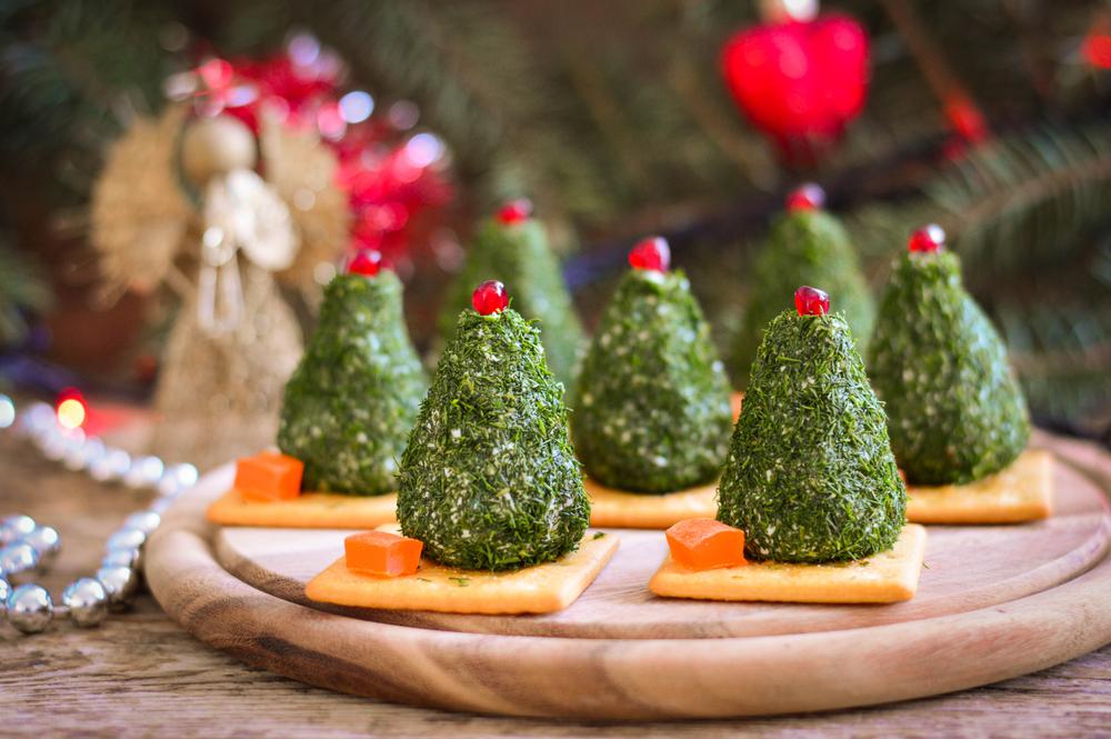 Бюджетные новогодние закуски. Новогодняя закуска елочки. Закуска елочка на крекерах. Закуска елка на новый год. Елочка из закуски на новогодний стол.