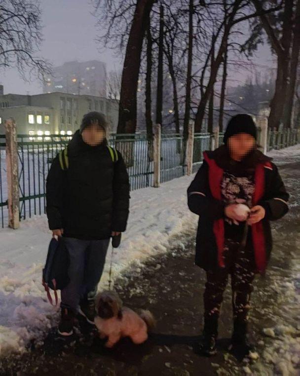 Дітей не пустили до бомбосховища через собаку / фото соцмережі Дітей не пустили до бомбосховища через собаку / фото соцмережі