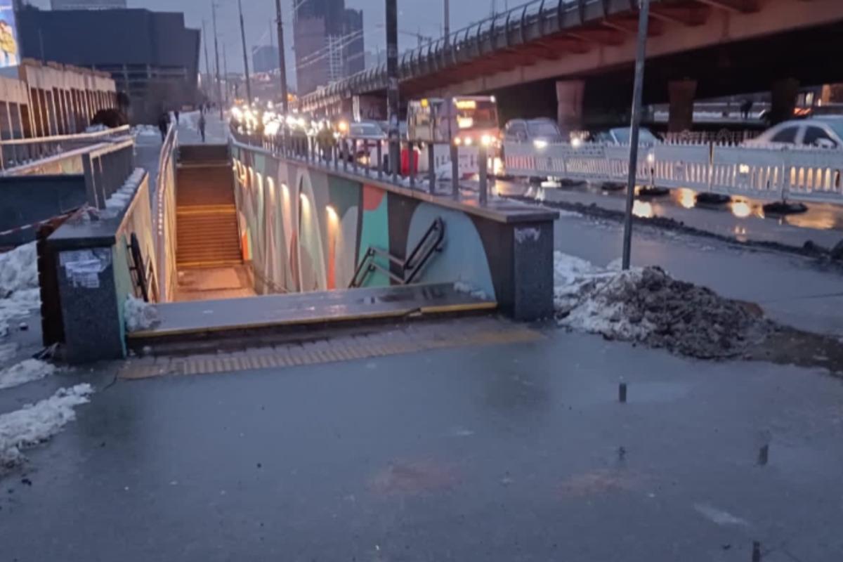 Правоохоронці оглянули метро "Деміївська", там є тріщини та просідання ґрунту / фото прес-служби Офісу Генпрокурора України