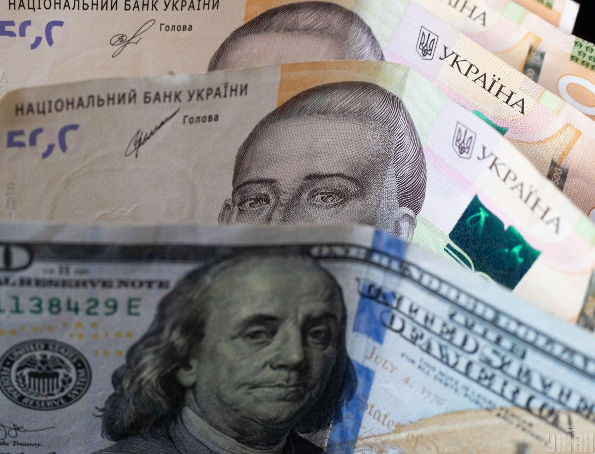 НБУ встановив на 26 квітня офіційний курс долара до гривні на рівні 39,67 грн/дол. / фото УНІАН