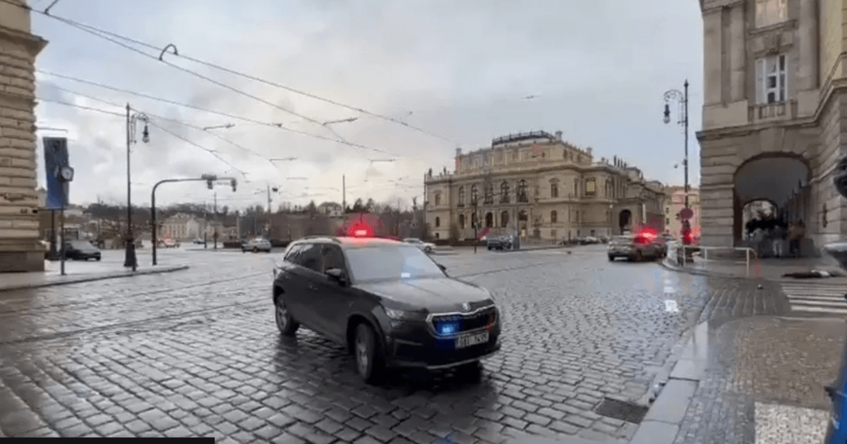 Части людей удалось сбежать из здания университета / фото CZECH POLICE/TWITTER