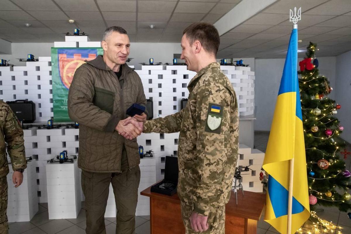 Кличко посетил 112 бригаду ТрО: защитники получили от столичной громады 200 квадрокоптеров и 1500 дронов Кличко посетил 112 бригаду ТрО: защитники получили от столичной громады 200 квадрокоптеров и 1500 дронов