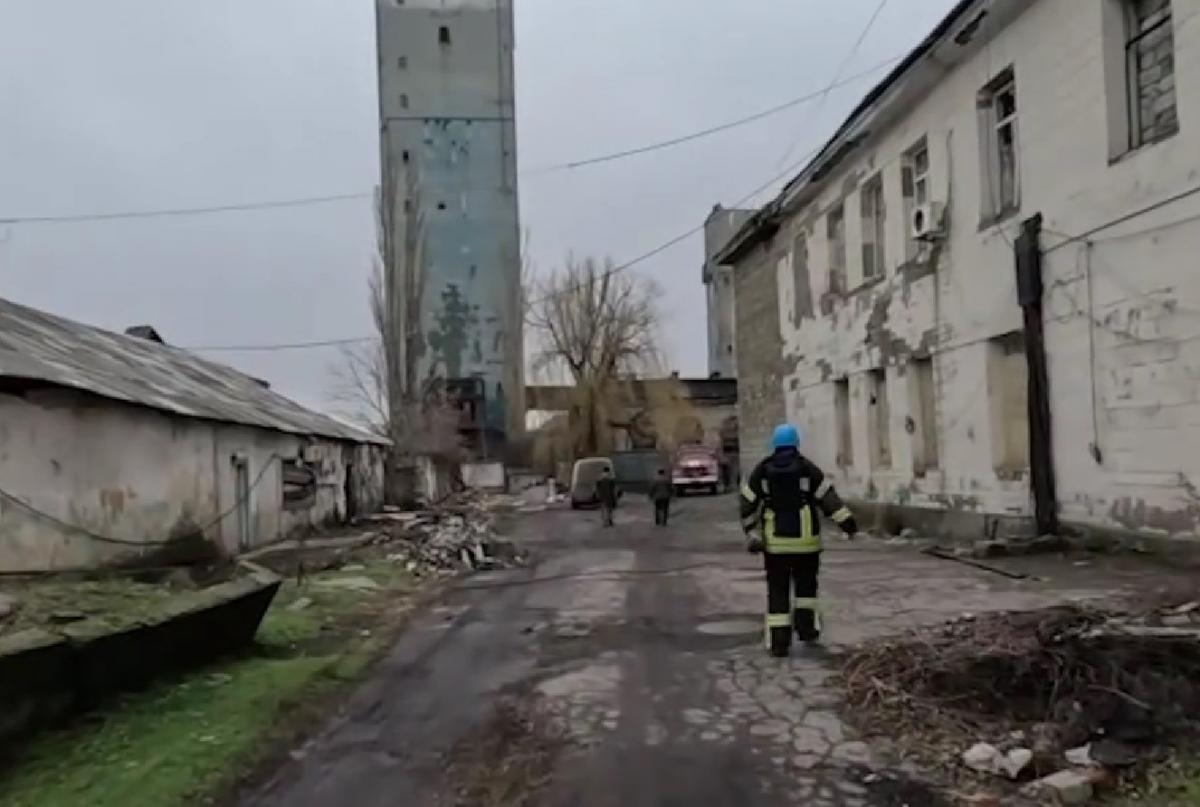 Рятувальники з-під завалів вилучили тіло / скріншот Рятувальники з-під завалів вилучили тіло / скріншот