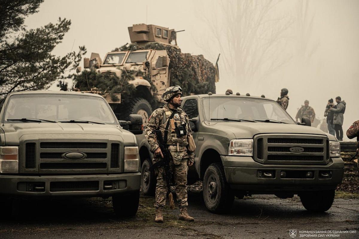 Аналітики мають підозри щодо тендеру Міноборони на пікапи / фото facebook.com/JointForcesCommandAFU Аналітики мають підозри щодо тендеру Міноборони на пікапи / фото facebook.com/JointForcesCommandAFU