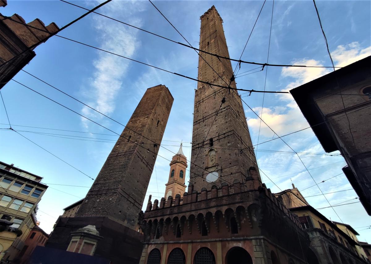 Азинелли и Гарисенда – самые известные башни Болоньи / фото Марина Григоренко