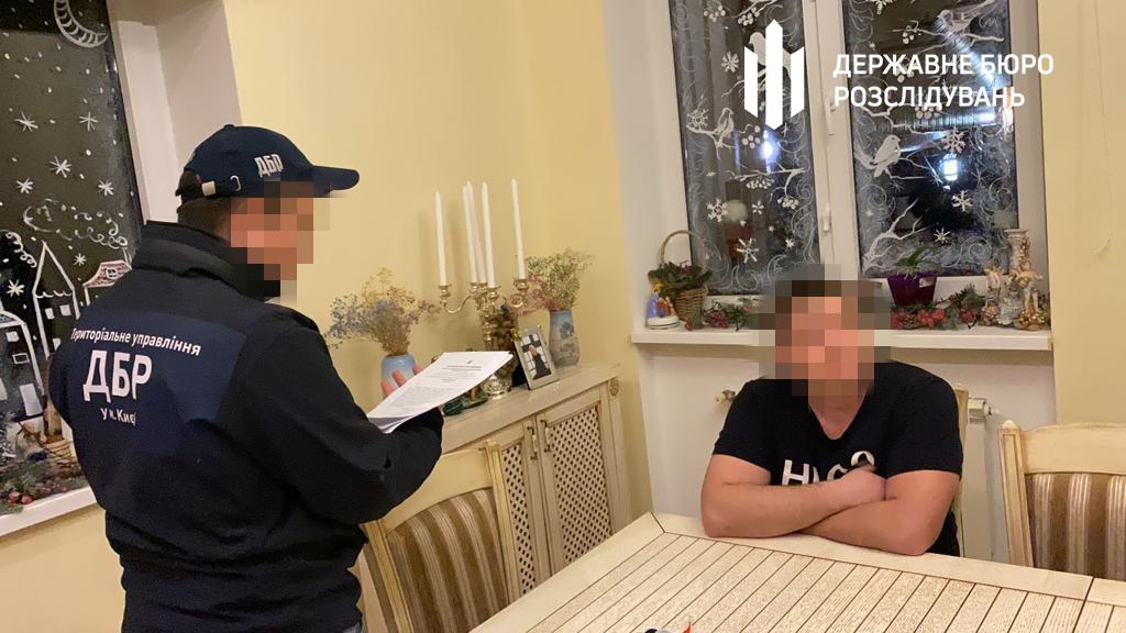 Чиновник КГВА помогал депутатам в уклонении от военной службы / фото ГБР Чиновник КГВА помогал депутатам в уклонении от военной службы / фото ГБР
