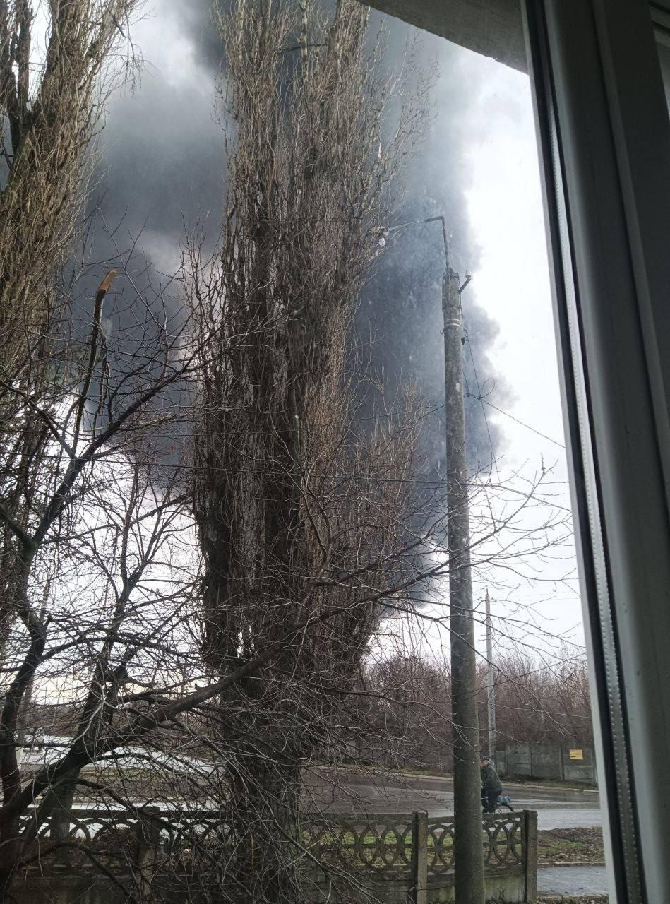 В Іловайську згоріло 6 цистерн через удар HIMARS, стверджують росЗМІ / фото t.me/astrapress В Іловайську згоріло 6 цистерн через удар HIMARS, стверджують росЗМІ / фото t.me/astrapress