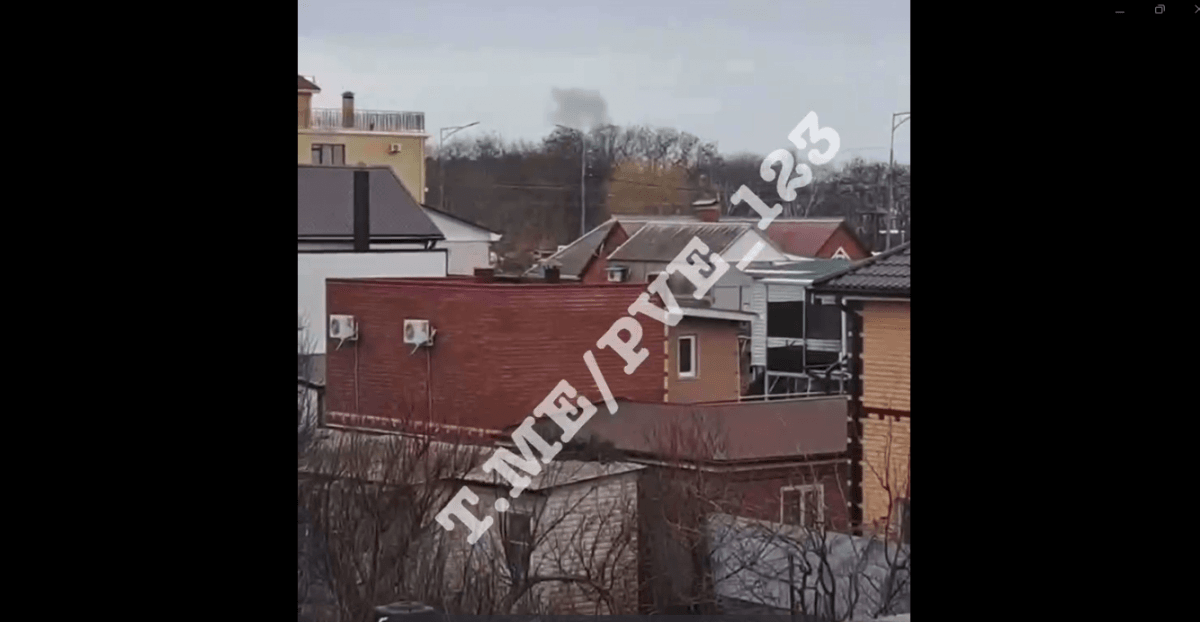В Ейске после мощного взрыва виден столб дыма/ скриншот