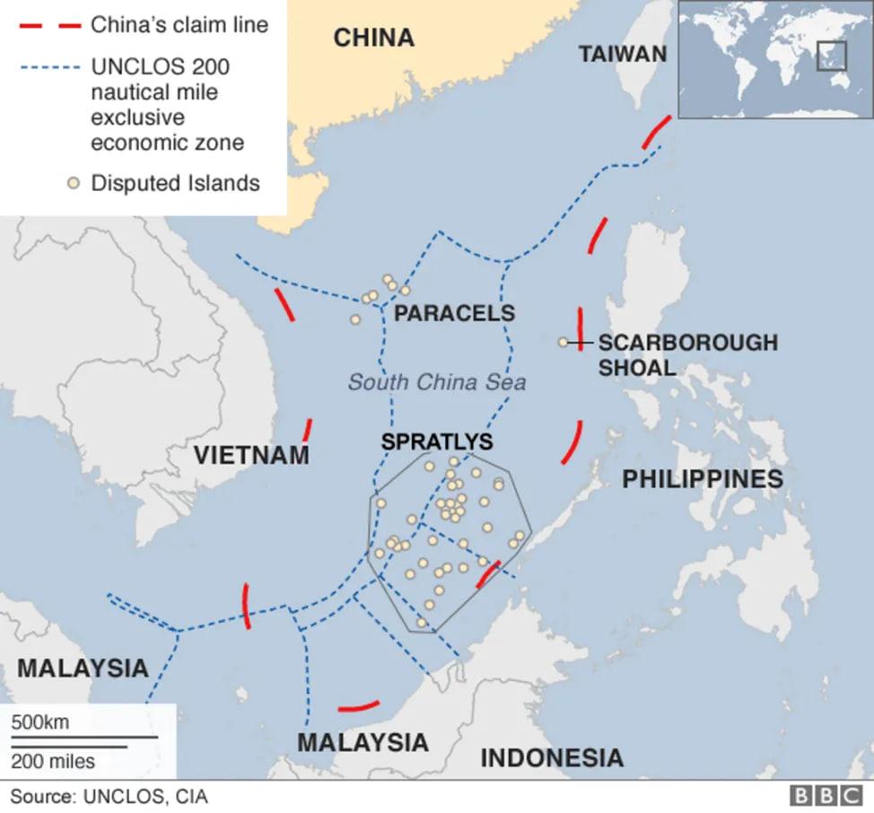 Червоним вказано зону з островами, яку Пекін вважає «історично китайською» територією, і де будує штучні острови. Інфографіка: BBC