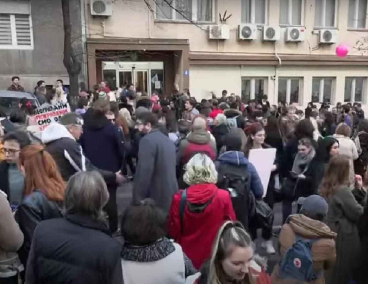 В Белграде студенты заблокировали движение по центру города / фото скриншот
