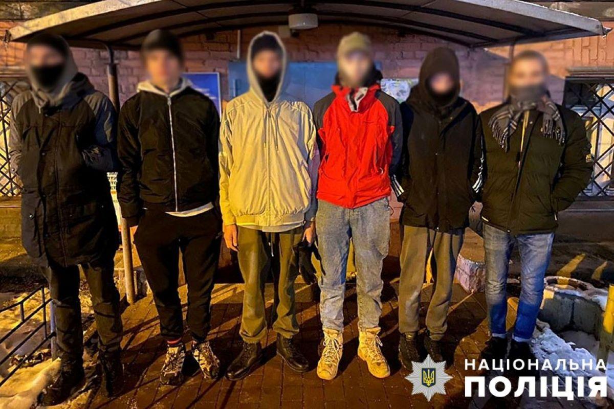 Группа юношей создала группировку / фото Нацполиция Группа юношей создала группировку / фото Нацполиция