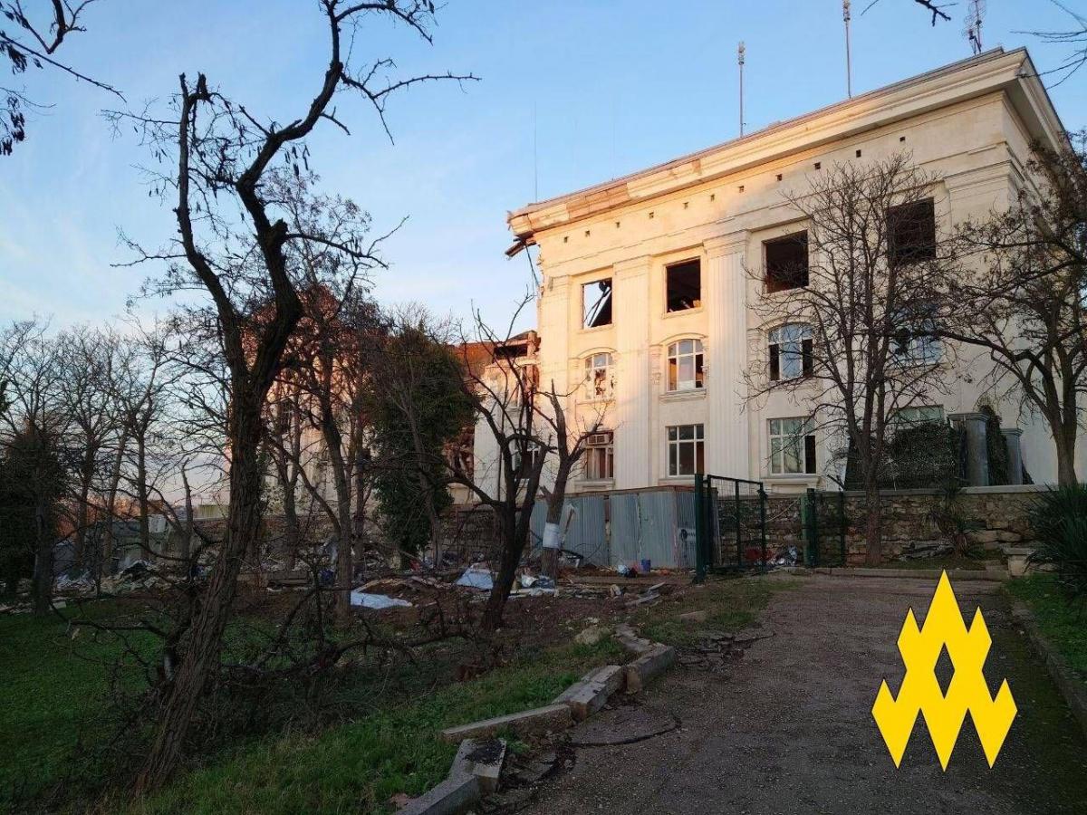 Партизани показали знімки пошкодженого штабу ЧФ Росії / фото t.me/atesh_ua Партизани показали знімки пошкодженого штабу ЧФ Росії / фото t.me/atesh_ua
