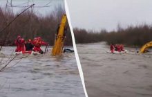 На Прикарпатье трактор упал в горную реку: двух мужчин удалось спасти (видео)