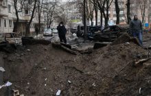 Огромная яма, нет окон и балконов: что происходит на месте "прилета" в Киеве (фото, видео)