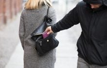 Как не стать жертвой карманников во время путешествия: эксперт объяснил, что нужно сделать