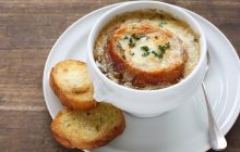"Классический и вкусный" французский луковый суп: легкий рецепт от Мэри Берри