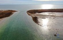 Сталося диво: на Одещині море пробило шлях до заповідних водойм (відео)