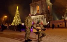 У центрі Києва пролунав "Щедрик": прикордонники під гітару виконали хіт Різдва (відео)