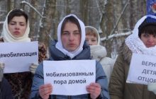 "Втомилися бути хорошими дівчатами": в Росії рух дружин мобілізованих радикалізується
