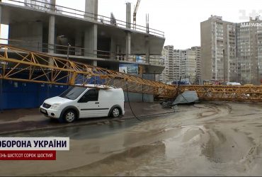 У Києві впав будівельний кран - розтрощив автівки