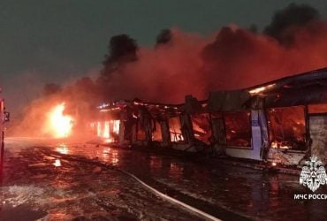 Третий пожар за три дня: в России масштабно пылает очередной рынок (видео)