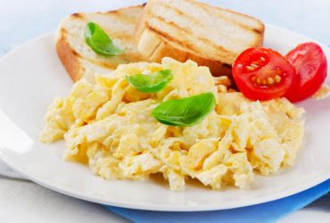 Как приготовить роскошную кремовую яичницу: полезный рецепт с секретом