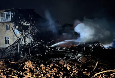 Идентифицировать невозможно: в Новогродовке под завалами дома нашли фрагменты тел