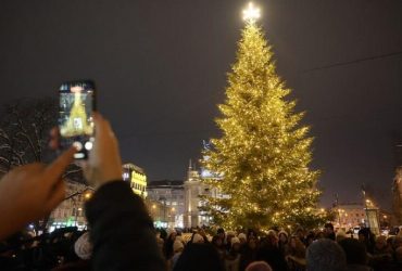 У Львові засвітили головну ялинку міста (фото, відео)