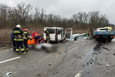 Зіштовхнулись три авто: на Харківщині у ДТП загинули шестеро людей, є травмовані (фото)
