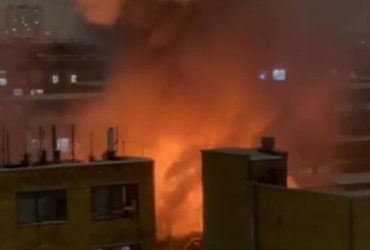 В центре Москвы загорелся завод, который помогает оборонке РФ (видео)