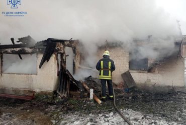 На Житомирщині троє дітей загинули в пожежі, матір отримала опіки