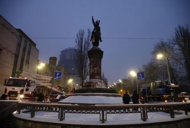 У Києві демонтували пам’ятник Щорсу: що з ним зроблять (фото, відео)