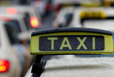 Угрожал ножом: под Одессой таксист изнасиловал и ограбил пассажирку