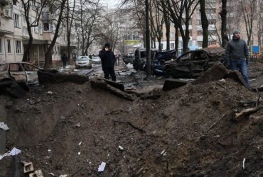 Огромная яма, нет окон и балконов: что происходит на месте прилета в Киеве (фото, видео)