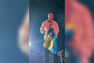 Соліст Imagine Dragons розцілував прапор України під час свого концерту
