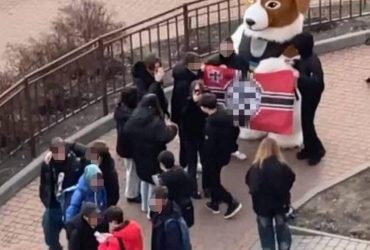 В Києві підлітки розгорнули прапор з нацистською символікою поруч з танцюючим псом Патроном (відео)