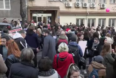 Протесты в Сербии: студенты заблокировали движение в центре Белграда (видео)