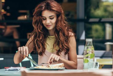 Погана новина: ви неуспішні, якщо робите ці 8 дій під час обіду