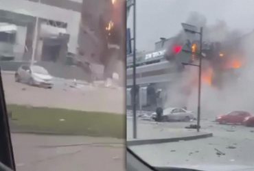 Россия ударила ракетой по ТРЦ в Днепре: более десятка человек пострадали (фото, видео)