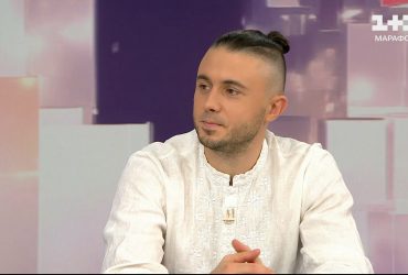 Бахмут зруйнували вщент, але за територію йдуть бої. Бійців підтримують волонтери